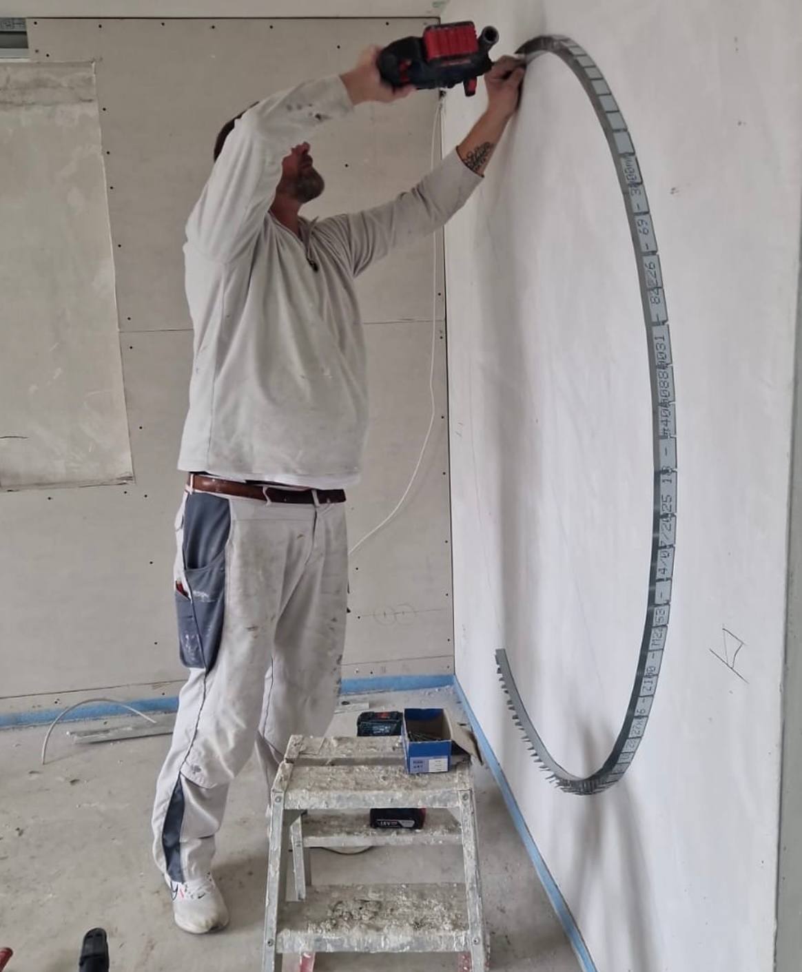 Handwerker bei der Montage einer individuellen Wandgestaltung